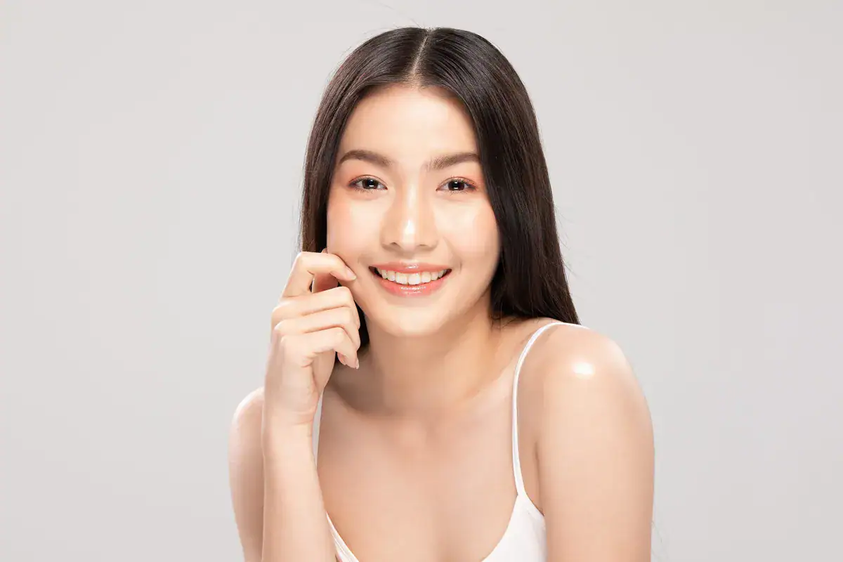 หญิงสาวหน้าแลดูอิ่มฟูหลังเติมไขมันหน้าเด็กกับคลินิกที่ได้มาตรฐาน